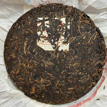 Load image into Gallery viewer, 2012 XiaGuan Ban Zhang Qiao Mu Lao Shu (Banzhang Arbor Old Tree) Cake 357g Puerh - photo 5
