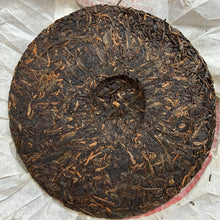 Load image into Gallery viewer, 2012 XiaGuan Ban Zhang Qiao Mu Lao Shu (Banzhang Arbor Old Tree) Cake 357g Puerh - photo 8
