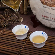 Load image into Gallery viewer, 2015 MengKu RongShi "Da Ye Qing Bing" (Big Leaf Green Cake) 500g Puerh Raw Tea Sheng Cha - King Tea Mall