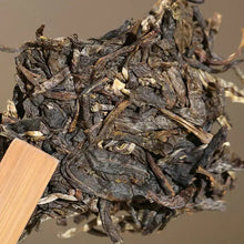Load image into Gallery viewer, 2015 MengKu RongShi Gu Hua Xiang (Autumn Flavor) Cake 200g Puerh Raw Tea Sheng C - photo 3