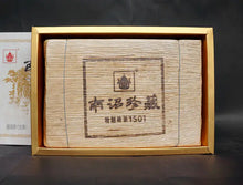 Laden Sie das Bild in den Galerie-Viewer, 2015 XiaGuan "Nan Zhao Zhen Cang" (Valuable) Brick 1000g Puerh Raw Tea Sheng Cha - King Tea Mall