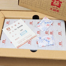 Laden Sie das Bild in den Galerie-Viewer, 2016 DaYi "Chen Xiang Hou Yun" (Aged Flavor Thick Rhythm) Brick 2000g Puerh Shou Cha Ripe Tea - King Tea Mall