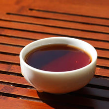 Laden Sie das Bild in den Galerie-Viewer, 2016 DaYi "Chen Xiang Hou Yun" (Aged Flavor Thick Rhythm) Brick 2000g Puerh Shou Cha Ripe Tea - King Tea Mall