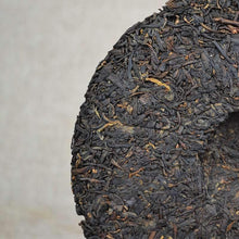 Load image into Gallery viewer, 2016 DaYi "Hui Zhi Yun" (Rhythm of Huizhou) Cake 357g Puerh Shou Cha Ripe Tea - King Tea Mall