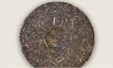 Load image into Gallery viewer, 2016 DaYi "Qun Feng Zhi Shang" (Above Peaks) Cake 357g Puerh Sheng Cha Raw Tea - King Tea Mall