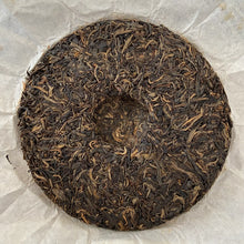 Laden Sie das Bild in den Galerie-Viewer, 2016 KingTeaMall Zhen Yu (Bada Old Tree Cake) 357g Puerh Raw Tea Sheng Cha - photo 2