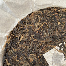 Laden Sie das Bild in den Galerie-Viewer, 2016 KingTeaMall Zhen Yu (Bada Old Tree Cake) 357g Puerh Raw Tea Sheng Cha - photo 4
