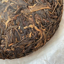 Load image into Gallery viewer, 2017 KingTeaMall Pin Sui - Bu Lang (Clock - Bulang) 250g Cake Puerh Sheng Cha Ra - photo 7