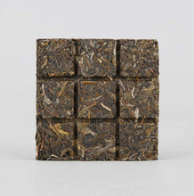 Load image into Gallery viewer, 2017 XiaGuan "ShangPin JinSi DaXueShan" (Golden Ribbon Big Snow Mountain) Brick 100g Puerh Raw Tea Sheng Cha - King Tea Mall