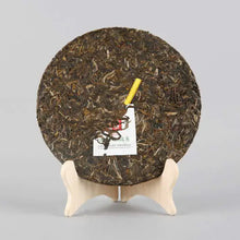 Cargar imagen en el visor de la galería, 2017 XiaGuan "ShangPin JinSi DaXueShan" (Golden Ribbon Big Snow Mountain) Cake 357g Puerh Raw Tea Sheng Cha - King Tea Mall
