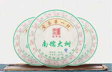 Laden Sie das Bild in den Galerie-Viewer, 2018 ChenShengHao "Nan Nuo Da Shu" (Nannuo Big Tree) Cake 357g Puerh Raw Tea Sheng Cha - King Tea Mall