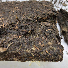 Load image into Gallery viewer, 2018 JingWei Fu Tea Qin Ling Zhi Dian (The Top of Qingling Mountains) Brick 850g - photo 17