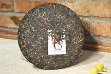 Load image into Gallery viewer, 2019 Xiaguan XY - Lv Da Shu (Yiwu - Big Green Tree - 20's Commemoration) Cake 35 - photo 2