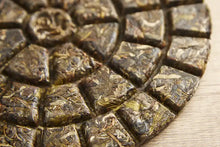 將圖片載入圖庫檢視器 2019 YunYuanGu "Pin Ge 1801" Cake 180g Puerh Raw Tea Sheng Cha - King Tea Mall