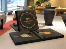 Carica l'immagine nel visualizzatore di Gallery, 2020 Dayi (Commemorative Limited Set) 200g*2pcs Puerh Pan Cake 7542 Raw Tea Shen - photo 2