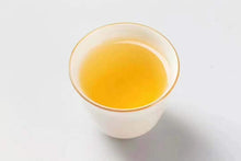 Carica l'immagine nel visualizzatore di Gallery, 2020 Dayi (Commemorative Limited Set) 200g*2pcs Puerh Pan Cake 7542 Raw Tea Shen - photo 6