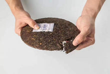 Carica l'immagine nel visualizzatore di Gallery, 2020 Dayi (Commemorative Limited Set) 200g*2pcs Puerh Pan Cake 7542 Raw Tea Shen - photo 9