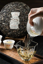 Load image into Gallery viewer, 2020 MengKu RongShi Qiao Mu Wang (Arbor King) Cake 500g Puerh Raw Tea Sheng Cha - photo 3