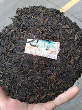 Laden Sie das Bild in den Galerie-Viewer, 2005 ChangTai &quot;Ban Na Yun Wu Yuan Cha&quot; (Banna Cloudy Foggy Wild Tea) Cake 400g Puerh Raw Tea Sheng Cha