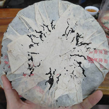 Charger l&#39;image dans la galerie, 2003 XingHai &quot;Jing Mai Sheng Tai Yuan Cha&quot; (Jingmai Organic Round Cake - 302 Batch) 357g Puerh Raw Tea Sheng Cha