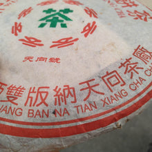 Laden Sie das Bild in den Galerie-Viewer, 2004 TianXiang &quot;Yi Wu Zheng Shan&quot; (Yiwu - Mountain) Cake 357g Puerh Sheng Cha Raw Tea
