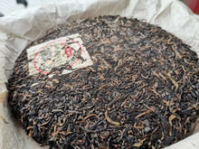 將圖片載入圖庫檢視器 2003 XingHai &quot;Jing Mai Sheng Tai Yuan Cha&quot; (Jingmai Organic Round Cake - 302 Batch) 357g Puerh Raw Tea Sheng Cha