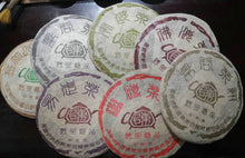 Charger l&#39;image dans la galerie, 2004 ChangTai &quot;Chang Tai Hao - Ye Sheng Ji Pin - Jin Zhu Shan&quot; ( Wild Premium - Jinzhu Mountain)  Cake 400g Puerh Raw Tea Sheng Cha