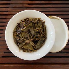 Charger l'image dans la galerie, 2021 KingTeaMall Spring Yi Wu Gu Shu (Yiwu - Old Tree) Cake 200g Puerh Raw Tea S - photo 10