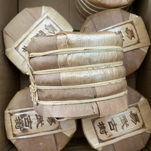 Charger l'image dans la galerie, 2021 KingTeaMall Spring Yi Wu Gu Shu (Yiwu - Old Tree) Cake 200g Puerh Raw Tea S - photo 11