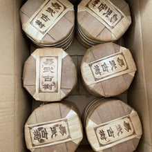 Charger l'image dans la galerie, 2021 KingTeaMall Spring Yi Wu Gu Shu (Yiwu - Old Tree) Cake 200g Puerh Raw Tea S - photo 12