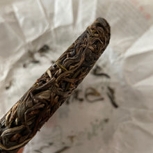 Charger l'image dans la galerie, 2021 KingTeaMall Spring Yi Wu Gu Shu (Yiwu - Old Tree) Cake 200g Puerh Raw Tea S - photo 6