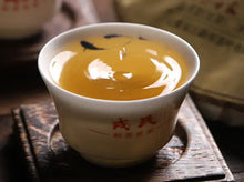 Load image into Gallery viewer, 2021 MengKu RongShi "Qiao Mu Wang" (Arbor King) Cake 500g Puerh Raw Tea Sheng Cha - King Tea Mall - photo 4