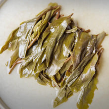 Carica l'immagine nel visualizzatore di Gallery, 2021 Xiaguan "Bu Lang Shan - Kong Que" (7 Stars - Bulang Mountain - Peacock) Cake 400g Puerh Raw Tea Sheng Cha puer pu'erh pu-erh yunnan china tea chinese tea 