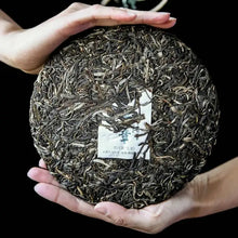 Load image into Gallery viewer, 2021 Xiaguan Hua Zhang (Gorgeous Chapter - Banzhang Tea Region ) Cake 357g Puerh - photo 3