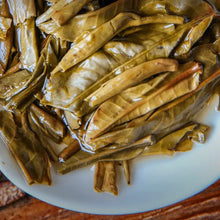 Laden Sie das Bild in den Galerie-Viewer, yunnan china tea chinese tea gongfucha pu-erh puer pu'erh    2021 XiaGuan "Yan Zi Tou" (Rock Mengku Tea) Cake 357g Puerh Raw Tea Sheng Cha