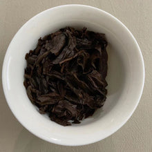 Carica l&#39;immagine nel visualizzatore di Gallery, 2003 KingTeaMall “Meng Hai Zhi Wei” (Menghai Flavor) Naked Cake 357g Puerh Raw Tea Sheng Cha