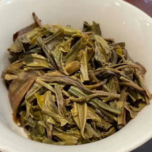 Load image into Gallery viewer, 2022 DaYi Long Zhu (Dragon Pillar) Cake 357g Puerh Sheng Cha Raw Tea, 1st Batch - photo 6