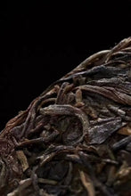 Load image into Gallery viewer, 2022 DaYi Yin Da Yi (Silver TAE) Cake 357g Puerh Sheng Cha Raw Tea, 1st Batch - photo 3