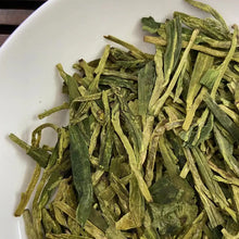 Laden Sie das Bild in den Galerie-Viewer, 2022 Early Spring Long Jing (Dragon Well) A Grade Green Tea, ZheJiang Province. - photo 3