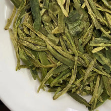Laden Sie das Bild in den Galerie-Viewer, 2022 Early Spring Long Jing (Dragon Well) A Grade Green Tea, ZheJiang Province. - photo 4