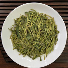 Laden Sie das Bild in den Galerie-Viewer, 2022 Early Spring Long Jing (Dragon Well) A Grade Green Tea, ZheJiang Province.