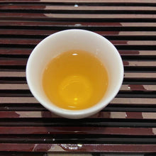 Laden Sie das Bild in den Galerie-Viewer, 2006 XingHai &quot;Meng Song Yin Cha&quot; (Mengsong Mountain Tea) Cake 357g Puerh Raw Tea Sheng Cha