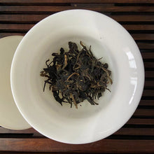 Load image into Gallery viewer, 2009 LaoManEr &quot;Yi Wu - Zao Chun&quot; (Yiwu - Early Spring) 400g Puerh Sheng Cha Raw Tea
