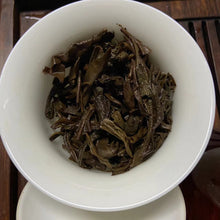 Cargar imagen en el visor de la galería, 2009 LaoManEr &quot;Yi Wu - Zao Chun&quot; (Yiwu - Early Spring) 400g Puerh Sheng Cha Raw Tea