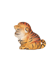 Laden Sie das Bild in den Galerie-Viewer, &quot;Tiger&quot; Tea Pet, for Zodiac Tiger Year, Zi Sha Production.