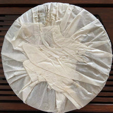 Charger l&#39;image dans la galerie, 2006 XingHai &quot;Feng - Bu Lang Qiao Mu&quot; (Ballads - Bulang Arbor Tree) Cake 400g Puerh Raw Tea Sheng Cha