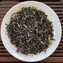 Cargar imagen en el visor de la galería, 2022 Spring FengHuang DanCong Light-Medium Roasted A Grade Oolong, Loose Leaf Tea