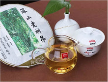 Carica l&#39;immagine nel visualizzatore di Gallery, 2016 LaoTongZhi &quot;Shen Shan Lao Shu&quot; (High Mountain Old Tree) Cake 500g Puerh Raw Tea Sheng Cha - King Tea Mall