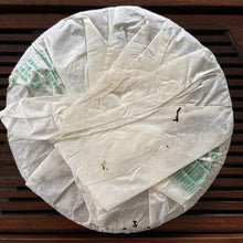 Cargar imagen en el visor de la galería, 2005 XingHai &quot;Xing Hai Sheng Cha&quot; (Banzhang Tea Area) Cake 357g Puerh Raw Tea Sheng Cha