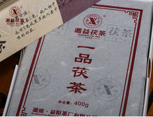 Cargar imagen en el visor de la galería, 2014 XiangYi FuCha &quot;Yi Pin&quot; (1st Grade) Brick 400g Dark Tea Hunan - King Tea Mall